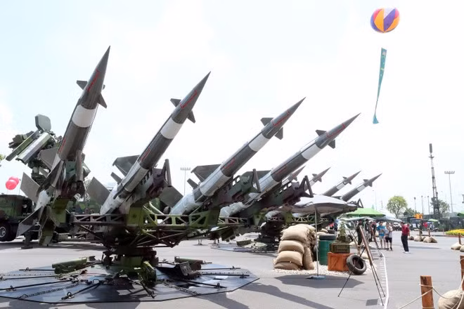 Exhibición al aire libre con misiles y armas militares producidas y modernizadas por las Corporaciones de la Industria de Defensa de Vietnam. (Foto: VNA)