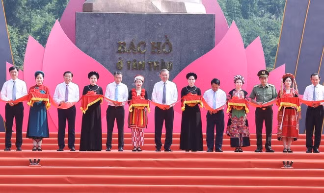 El secretario general del PCV, To Lam, y los delegados participan en la ceremonia de inauguración de la estatua “Tío Ho en Tan Trao”. (Foto: VNA)