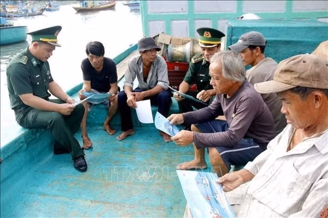 La Estación de Guardia Fronteriza de Thanh Hai lanza una intensa campaña de comunicación en el puerto para concienciar a los pescadores sobre la lucha contra la pesca ilegal. (Foto: VNA)