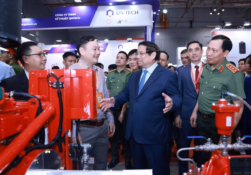 El primer ministro de Vietnam, Pham Minh Chinh, visita la Exposición Internacional sobre Técnicas y Equipos de Seguridad contra Incendios y Rescate 2025. (Foto: VNA)