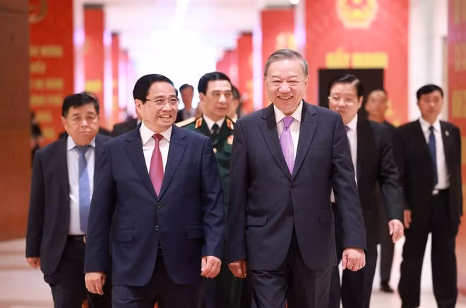 El primer ministro Pham Minh Chinh da la bienvenida al secretario general del Partido Comunista de Vietnam, To Lam, a una solemne ceremonia para conmemorar el 80º aniversario de la fundación del Gobierno de la República Socialista de Vietnam. (Foto: VNA)