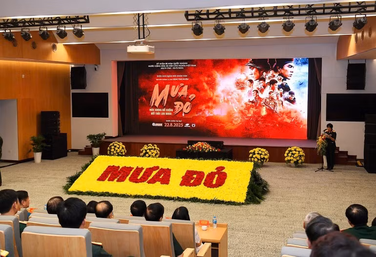 Proyección de la película “Lluvia roja” en el Museo de Historia Militar de Vietnam.