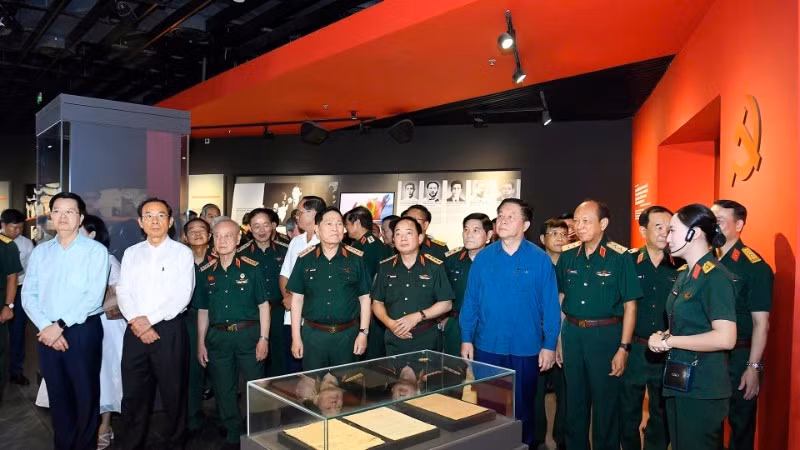 Líderes del Partido, el Estado y el Ejército visitan el Museo de Historia Militar de Vietnam.