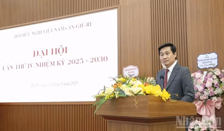 El viceministro de Construcción, Nguyen Tuong Van, presidente de la Asociación de Amistad Vietnam-Argelia para el período 2025-2030, habla en el evento.