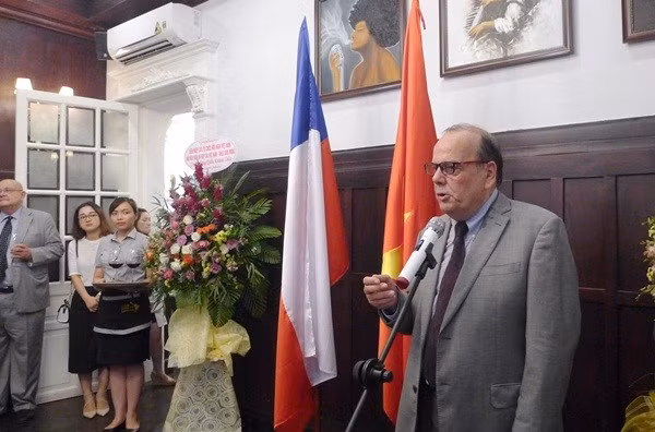 El embajador de Chile en Vietnam, Claudio De Negri, interviene en la ceremonia de inauguración del tramo del Mural Mosaico Cerámico diseñado por el artista chileno Alejandro Mono González, con motivo del 207º aniversario de la Independencia Nacional de Chile, el 18 de septiembre de 2017 en Hanói. (Foto: VUFO)
