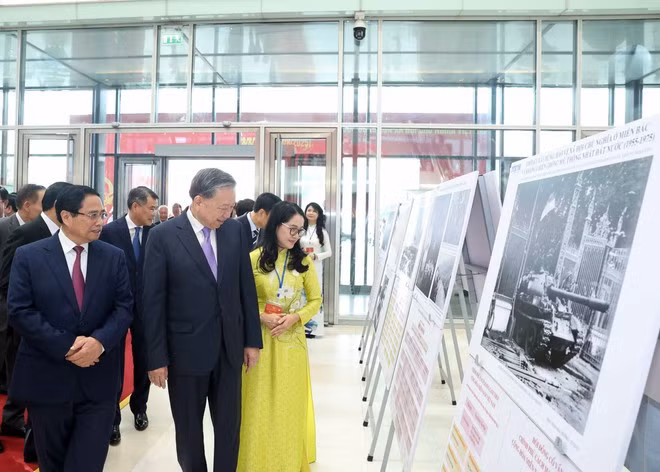El secretario general del Partido Comunista de Vietnam, To Lam, y el primer ministro Pham Minh Chinh visitan una exposición fotográfica "Bajo la bandera del Partido, 80 años del Gobierno al servicio de la Patria y el Pueblo". (Foto: VNA)