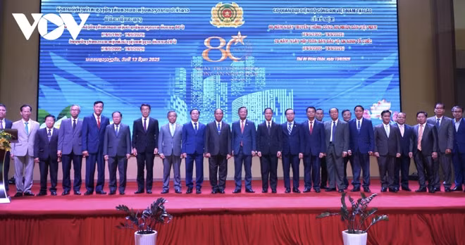 En la reunión para celebrar el 80 aniversario de la Policía Popular de Vietnam (19 de agosto de 1945) en Vientián el 13 de agosto. (Foto: VNA)