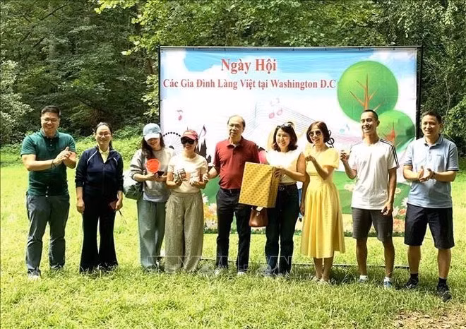 El embajador Nguyen Quoc Dung (centro) entrega obsequios a los ganadores de los juegos deportivos del festival. (Foto: VNA)