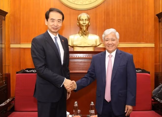 El presidente del Comité Central del Frente de la Patria de Vietnam, Do Van Chien, recibe al embajador de China en el país, He Wei. (Foto: VNA)