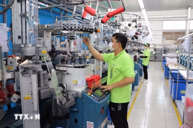Trabajadores de la fábrica de textiles Sung Hwa Vina (de inversión surcoreana) en un parque industrial en la provincia de Tay Ninh. (Foto: VNA)