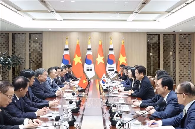 Durante la reunión entre el secretario general del PCV, To Lam, y el presidente surcoreano, Lee Jae Myung. (Foto: VNA)