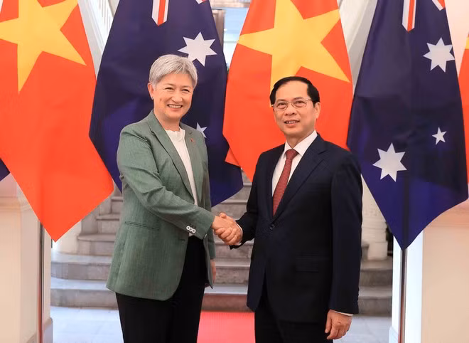 El viceprimer ministro y canciller de Vietnam, Bui Thanh Son, y la ministra de Relaciones Exteriores de Australia, Penny Wong. (Foto: VNA)