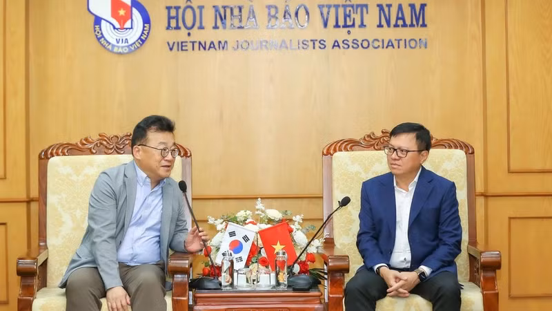 Park Jong Hyun, presidente de la Asociación de Periodistas de Corea del Sur, y Le Quoc Minh, miembro del Comité Central del Partido Comunista de Vietnam, subjefe de su Comisión de Comunicación y Educación, presidente-editor del periódico Nhan Dan (Pueblo) y presidente de la Asociación de Periodistas de Vietnam, durante el encuentro.