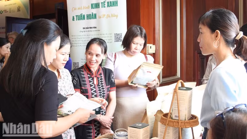 Los delegados conocen modelos de economía verde y circular en Da Nang. (Foto: THANH TAM)