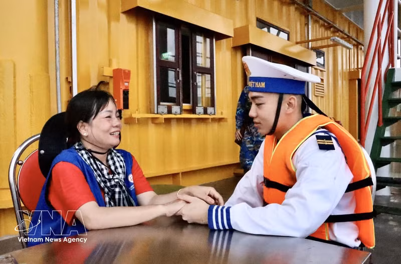 El militar Nguyen Pham Nhat Khuong y su madre aprovecharon un breve lapso para interesarse por la salud y el trabajo de cada uno en la plataforma DK1/10. (Foto: VNA)