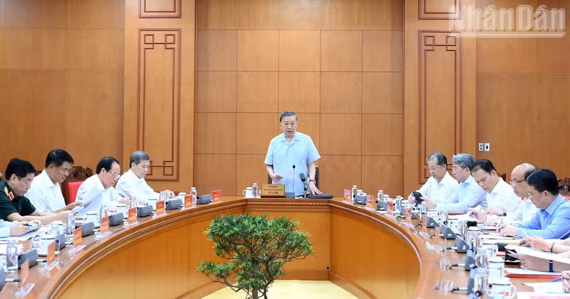 El máximo dirigente vietnamita, To Lam, interviene en la reunión de trabajo con los organismos sobre la resolución de los casos civiles y administrativos. 