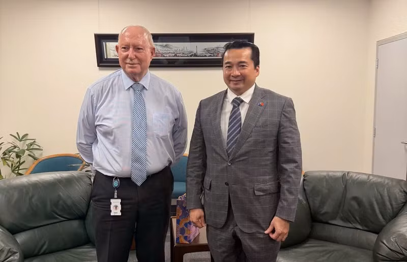 El cónsul general Pham Hai Anh y el alcalde de Darwin, Peter Styles, en la sede del Ayuntamiento. (Foto cortesía del Consulado General de Vietnam en Perth)