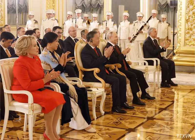 El secretario general del Partido Comunista de Vietnam y presidente del país, To Lam, y su esposa; el presidente de Rusia, Vladimir Putin; el presidente de la Duma Estatal, Vyacheslav Volodin; la presidenta del Consejo de la Federación de Rusia, Valentina Matvienko, y numerosos altos dirigentes de ambos países asisten a la solemne ceremonia. (Foto: Thong Nhat/VNA)