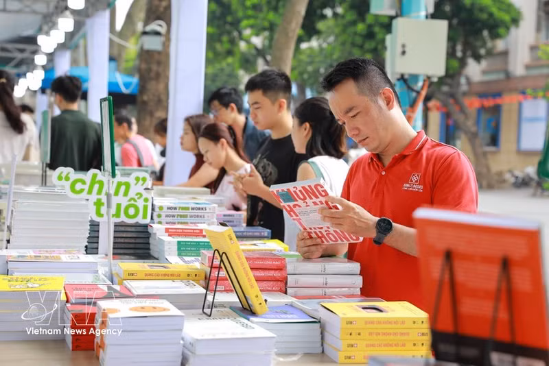 Representantes de la Asociación Editorial de Vietnam señalaron que, pese a las medidas adoptadas durante años, la impresión ilegal y la distribución de libros falsificados son cada vez más graves. (Foto: VNA)