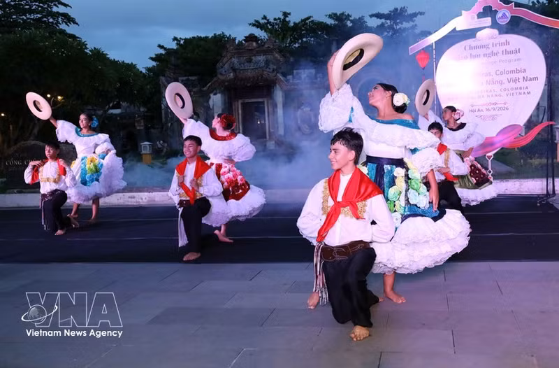 El grupo de danza colombiano se presenta en el espectáculo. (Foto: VNA)