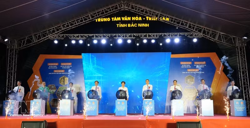 Los delegados realizan la ceremonia de apertura de la Feria Comercial de la Región Norte de 2026. (Foto: VNA)