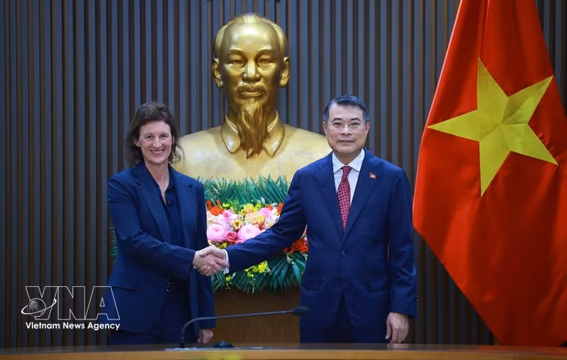 El primer ministro vietnamita, Le Minh Hung, recibe a Fiona Bassett, directora general ejecutiva del proveedor global de índices FTSE Russell. (Foto: VNA)