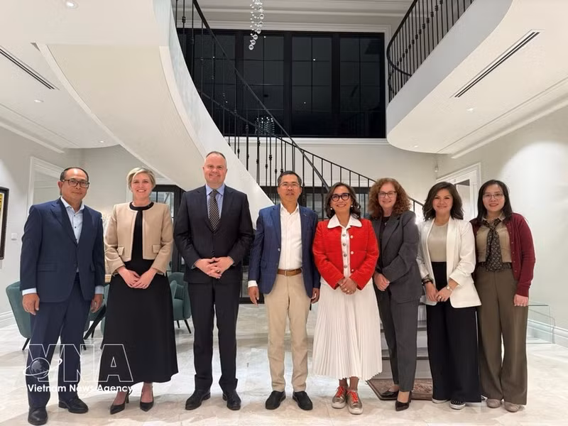 El embajador de Vietnam en Australia, Pham Hung Tam, se reúne con varios legisladores de la oposición y parlamentarios independientes de Australia. (Foto: VNA)