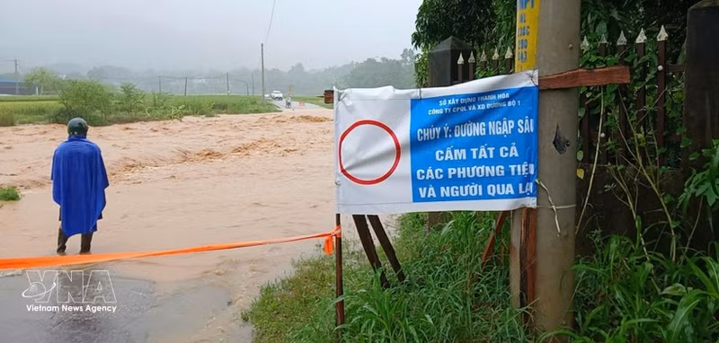 Un tramo de carretera profundamente inundado en la región montañosa de la provincia de Thanh Hoa. (Foto: VNA)
