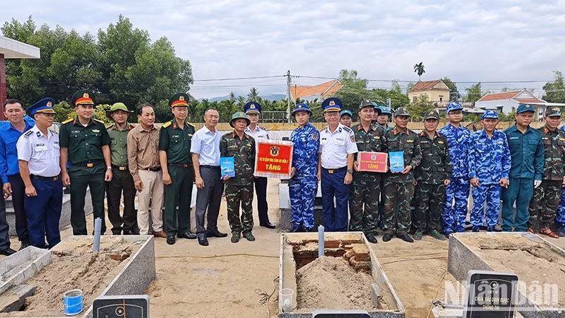 El coronel Le Huy, comisario político de la Región 2 de la Guardia Costera, y su grupo de trabajo entregan obsequios para animar a los oficiales y soldados del Equipo de Muestreo nº 4. (Foto: Guardia Costera)