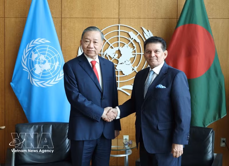 El secretario general del PCV y presidente de la República, To Lam, y el presidente de la 81ª Asamblea General de la ONU, Khalilur Rahman. (Foto: VNA)