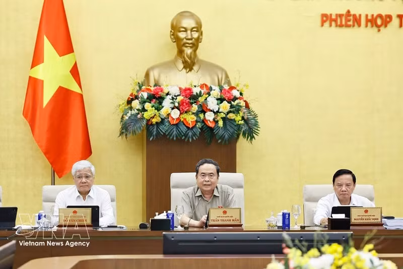 El presidente de la Asamblea Nacional, Tran Thanh Man (centro), habla en la cita. (Foto: VNA)