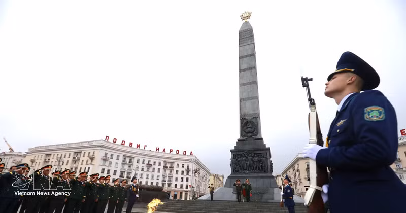 El general Nguyen Trong Nghia deposita una ofrenda floral en el Monumento a la Victoria en Minsk, Bielorrusia. (Foto: VNA)