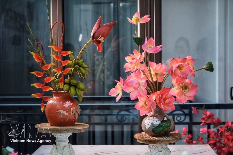 Los jarrones de flores de loto y de platanera, elaborados con ingredientes para pasteles de luna y To he, presentan diferentes formas y tonalidades, hasta el punto de que resulta difícil reconocer que son productos comestibles. (Foto: VNA)