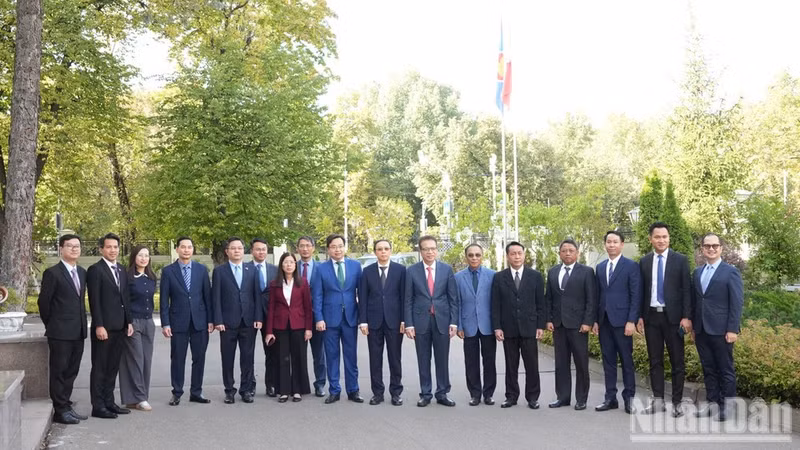 La delegación de la Embajada de Laos felicita al embajador, los diplomáticos y el personal de la Embajada de Vietnam en Rusia. (Foto: THANH THE)
