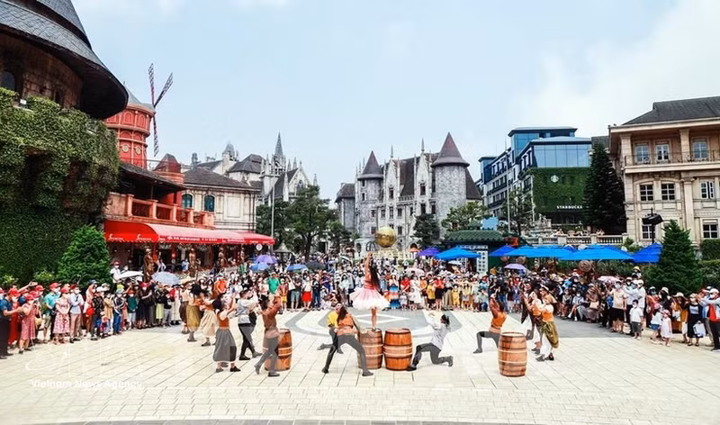 Los espectáculos artísticos que se realizan en los lugares turísticos de Da Nang atraen a un gran número de visitantes. (Foto: VNA)