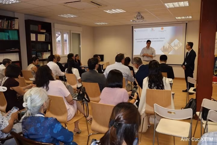 El programa de conexión comercial en Madrid brinda a las empresas vietnamitas y españolas la oportunidad de intercambiar directamente sus necesidades y explorar posibilidades de cooperación. (Foto: Departamento de Promoción Comercial)