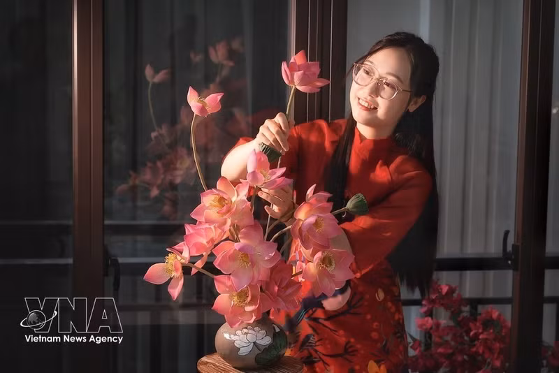 Elaborados íntegramente con ingredientes de pastelería, los productos de Nguyen Thi Thuy Duong, de 31 años y residente en Hanoi, se ensamblan a diferentes alturas para recrear la apariencia de un auténtico jarrón de flores de loto. (Foto: VNA)