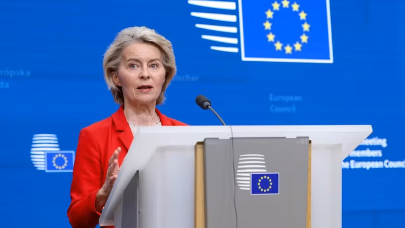 La presidenta de la Comisión Europea, Ursula von der Leyen, habla en una conferencia de prensa en Bruselas, Bélgica. (Foto: Xinhua/VNA)