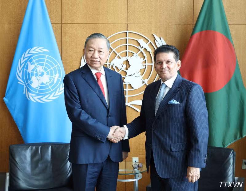 El secretario general del PCV y presidente de Vietnam, To Lam, durante el encuentro con el presidente de la Asamblea General de las Naciones Unidas en su 81º período de sesiones, Khalilur Rahman. (Foto: Thong Nhat/VNA)