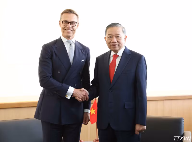 El secretario general del PCV y presidente de Vietnam, To Lam, se reúne con el presidente de Finlandia, Alexander Stubb. (Foto: Thong Nhat/VNA)
