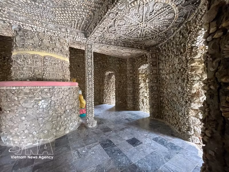 Patrones formados por conchas de caracol y de moluscos en el interior de la torre Bao Tich. (Foto: VNA)