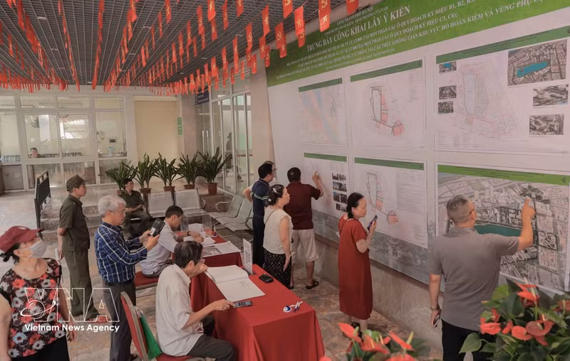 Muchos pobladores acuden a la sede del Comité Popular del barrio de Hoan Kiem para aportar sus opiniones sobre el ajuste del plan urbanístico para el área del lago Hoan Kiem y sus alrededores. (Foto: VNA)