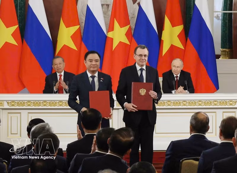 El secretario general del Partido Comunista de Vietnam y presidente del país, To Lam, y el presidente ruso, Vladimir Putin, presencian el intercambio de una serie de documentos de cooperación. (Foto: VNA)