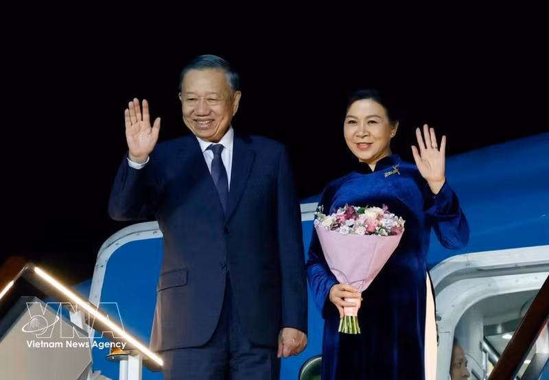 El secretario general del Partido Comunista y presidente de Vietnam, To Lam, y su esposa parten de Moscú, Rusia, rumbo a París, Francia. (Foto: VNA)