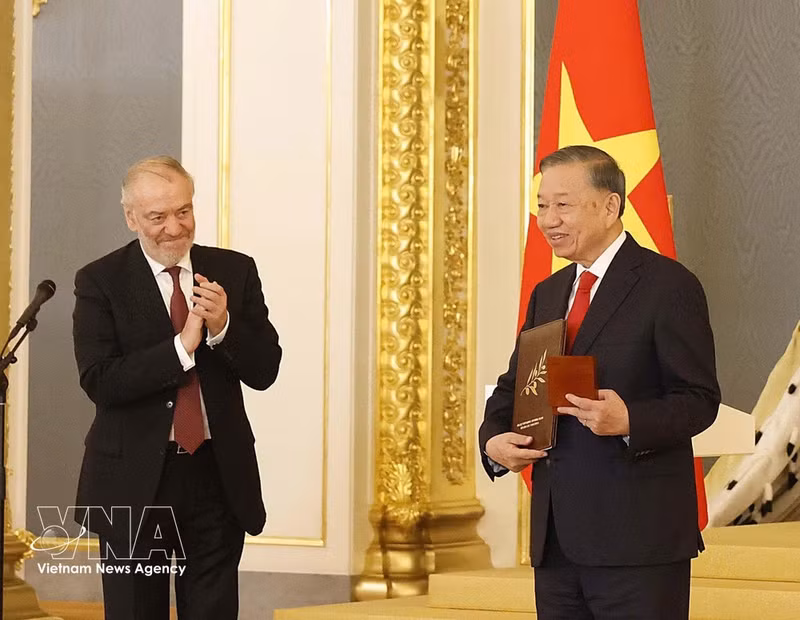 Valery Gergiev, presidente del Jurado del Premio Internacional de la Paz Lev Tolstói, entrega el premio al secretario general del Partido Comunista y presidente de Vietnam, To Lam. (Foto: Thong Nhat/VNA)