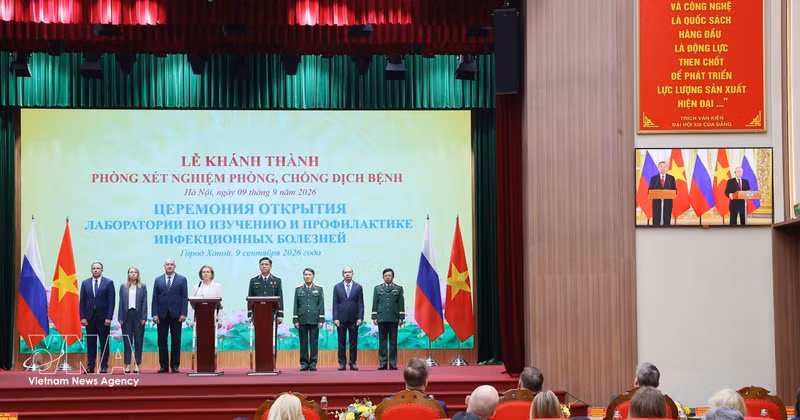 El secretario general del Partido Comunista y presidente de Vietnam, To Lam, y el presidente ruso, Vladimir Putin, asisten a una ceremonia de inauguración del nuevo laboratorio de prevención y control de enfermedades infecciosas. (Foto: VNA)