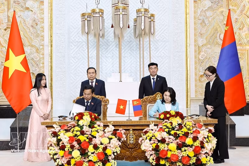 El presidente de la Asamblea Nacional de Vietnam, Tran Thanh Man, y su homólogo de Mongolia, Sandag Byambatsogt, presencian la firma de un memorando de cooperación entre las oficinas de los dos Parlamentos. (Foto: VNA)