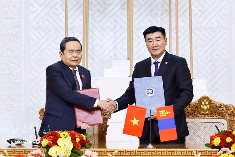 El presidente de la Asamblea Nacional de Vietnam, Tran Thanh Man, y su homólogo de Mongolia, Sandag Byambatsogt, firman un memorando de cooperación entre los Parlamentos. (Foto: VNA)