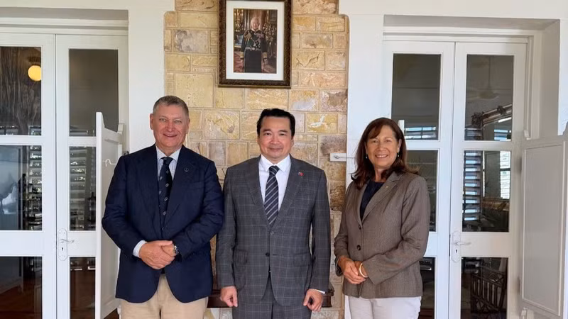 El cónsul general Pham Hai Anh posa para una foto junto al gobernador del Territorio del Norte, David Connolly, y su esposa. (Foto cortesía del Consulado General de Vietnam en Perth)