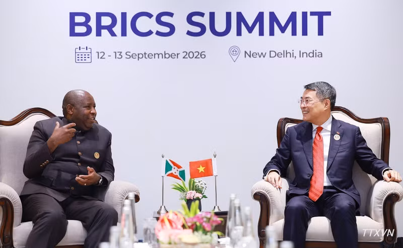 El primer ministro de Vietnam, Le Minh Hung, se reúne con el presidente de la República de Burundi, Évariste Ndayishimiye. (Foto: VNA)